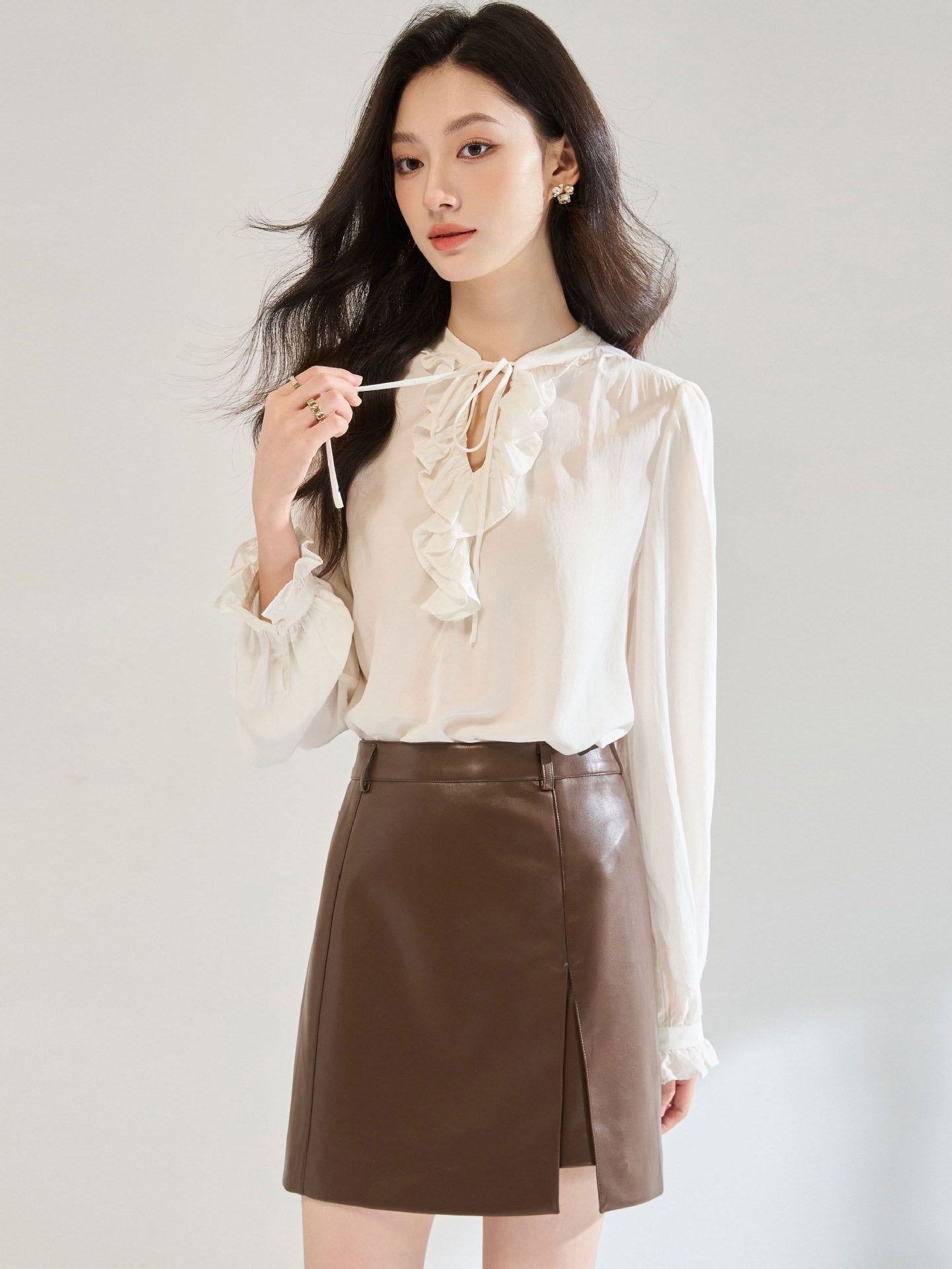 Vネックパフスリーブブラウス