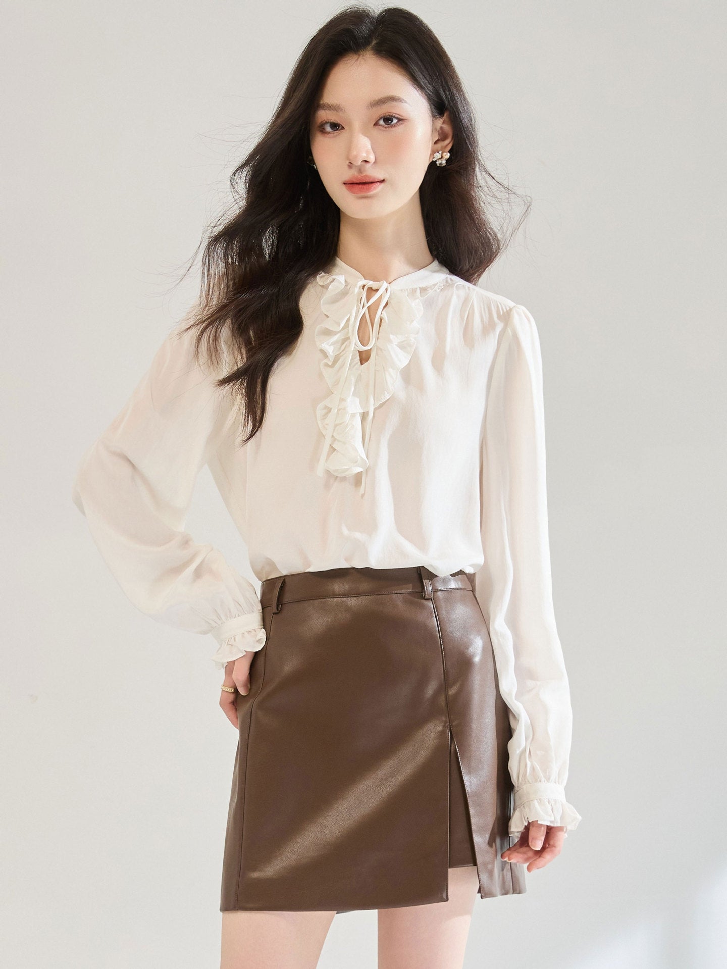 Vネックパフスリーブブラウス