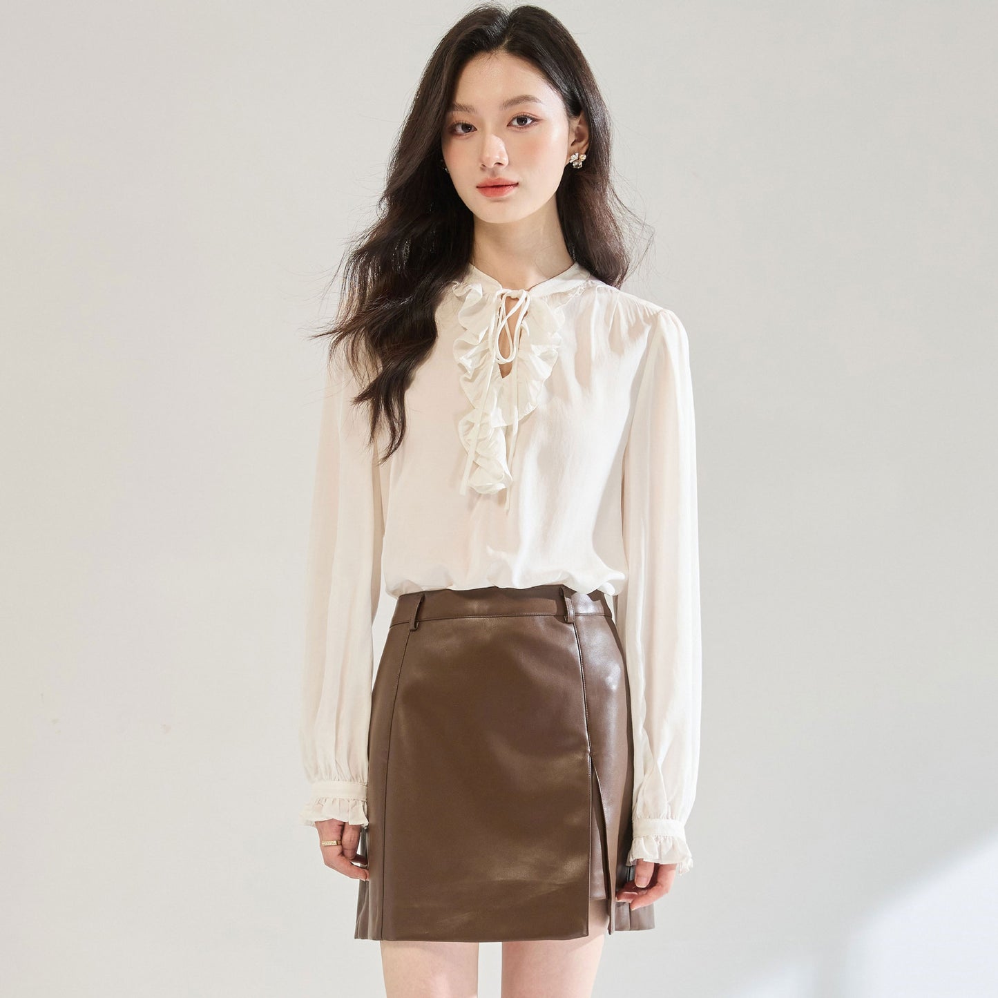 Vネックパフスリーブブラウス