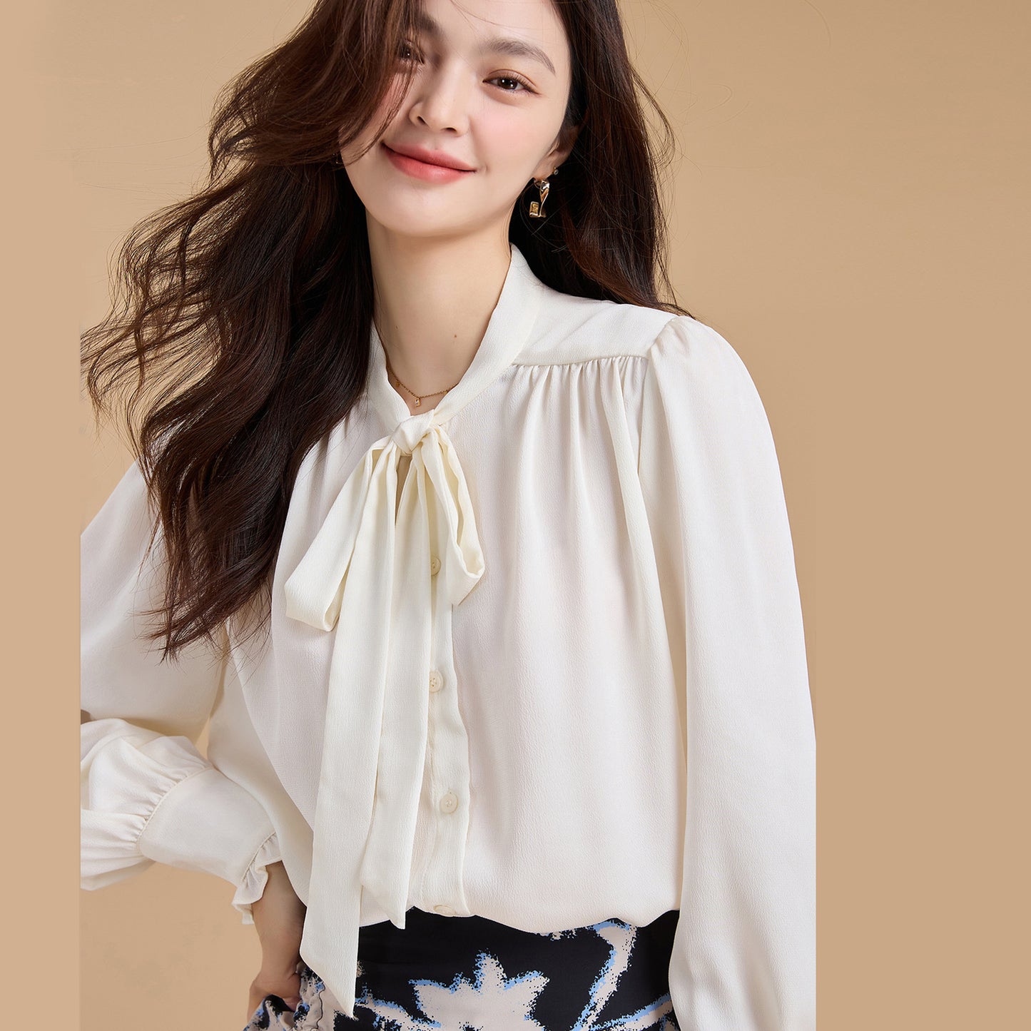 ボウタイ付きシフォンブラウス