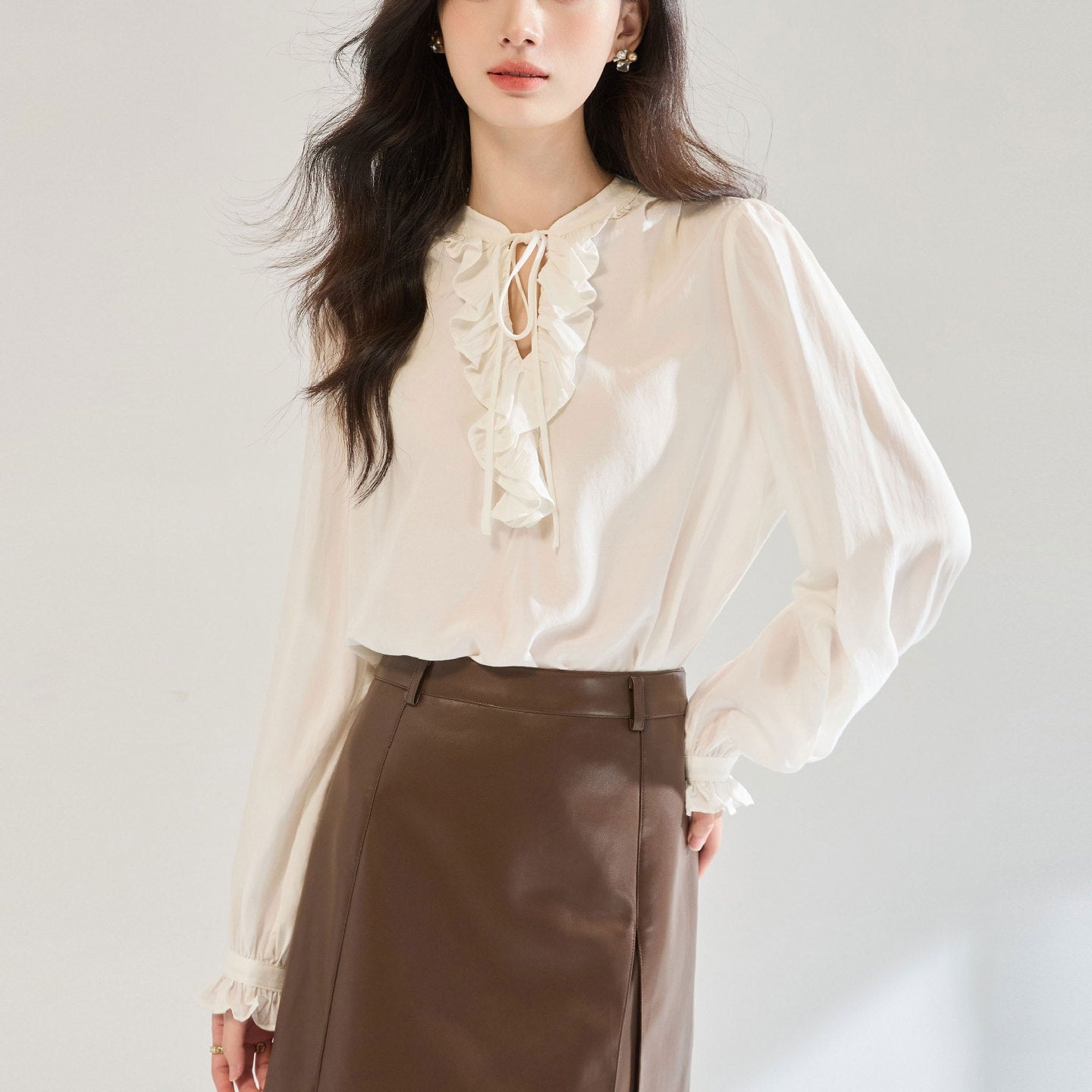 Vネックパフスリーブブラウス